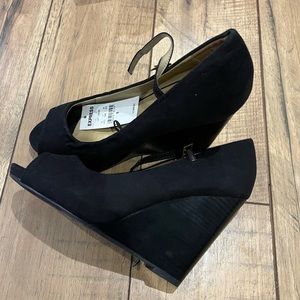 NEW Express black wedge sandals, size 6